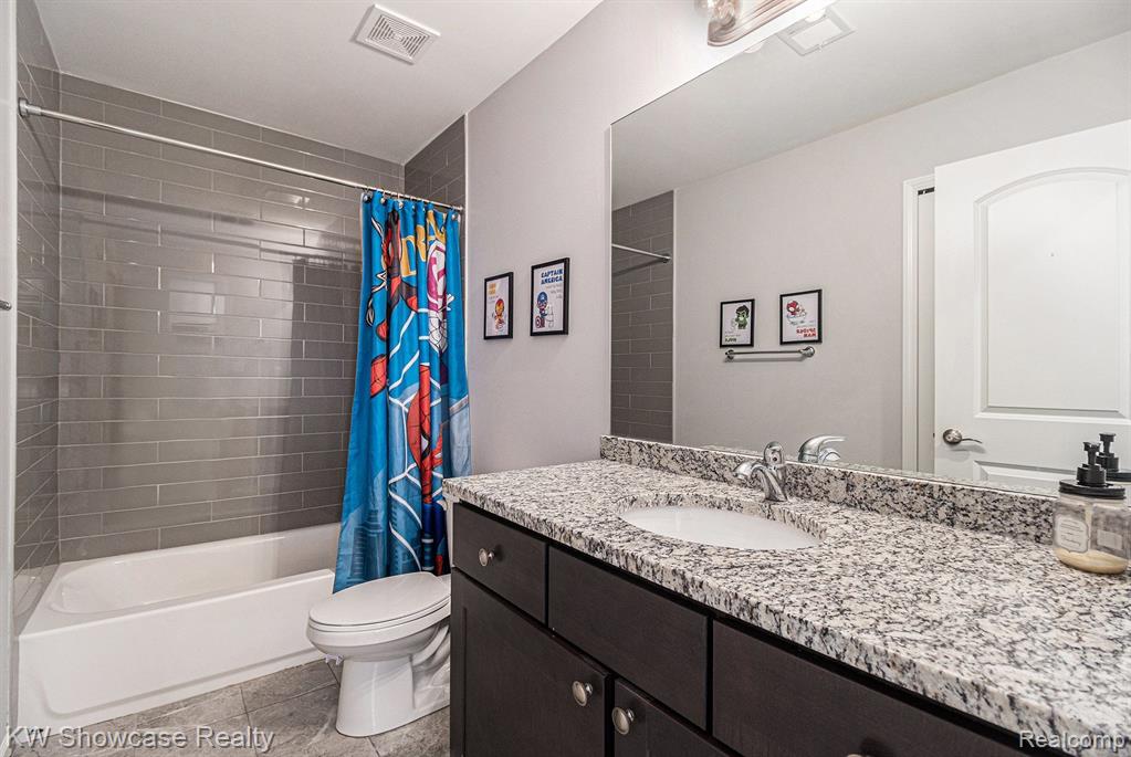 71 W SHEVLIN Avenue, Hazel Park, MI 48030 — Photo 12