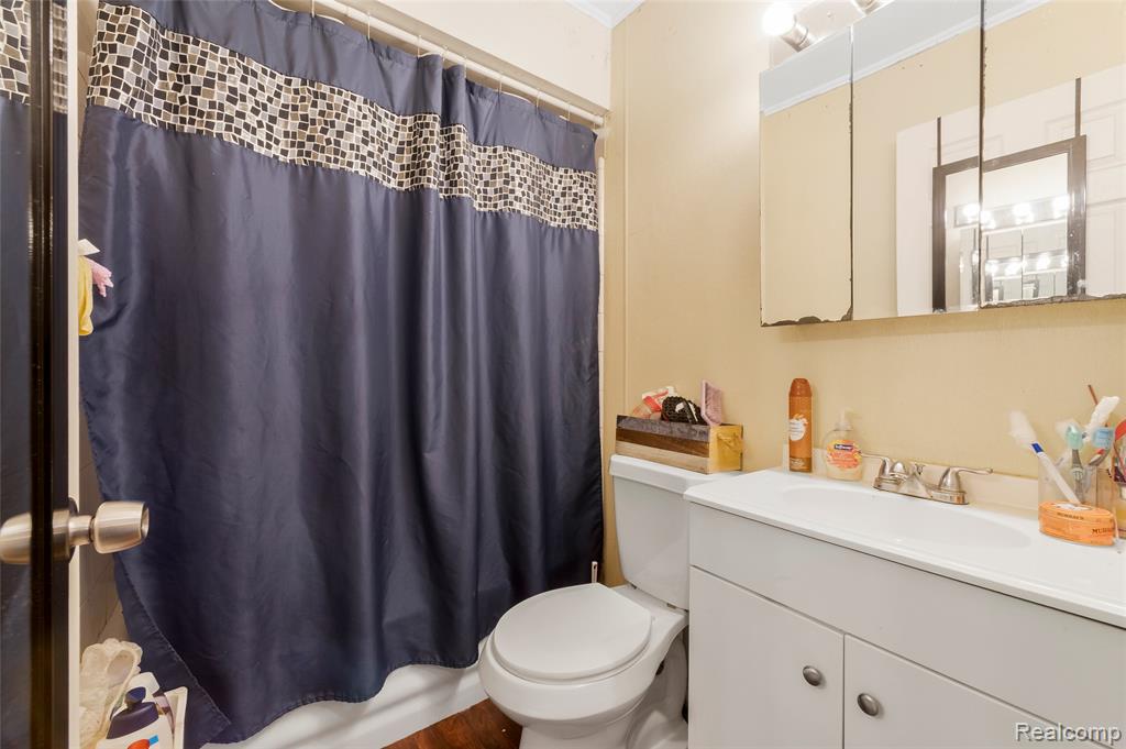 20913 Ridgemont Road, Harper Woods, MI 48225 — Photo 8