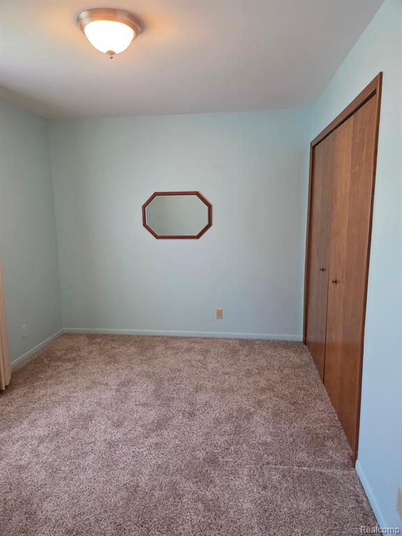 560 OAKBROOK Circle, Flushing, MI 48433 — Photo 18