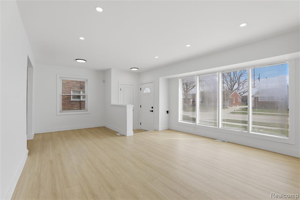 23509 Parklawn Street, Oak Park, MI 48237 — Photo 8