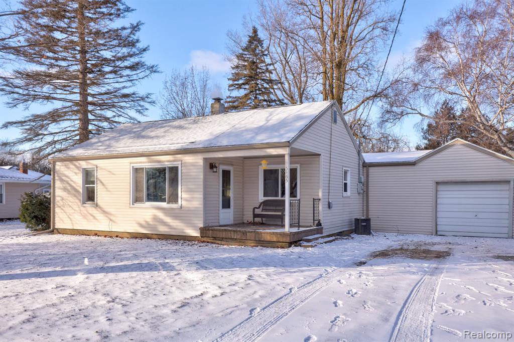5465 Johnson Road, Flushing, MI 48433 — front exterior
