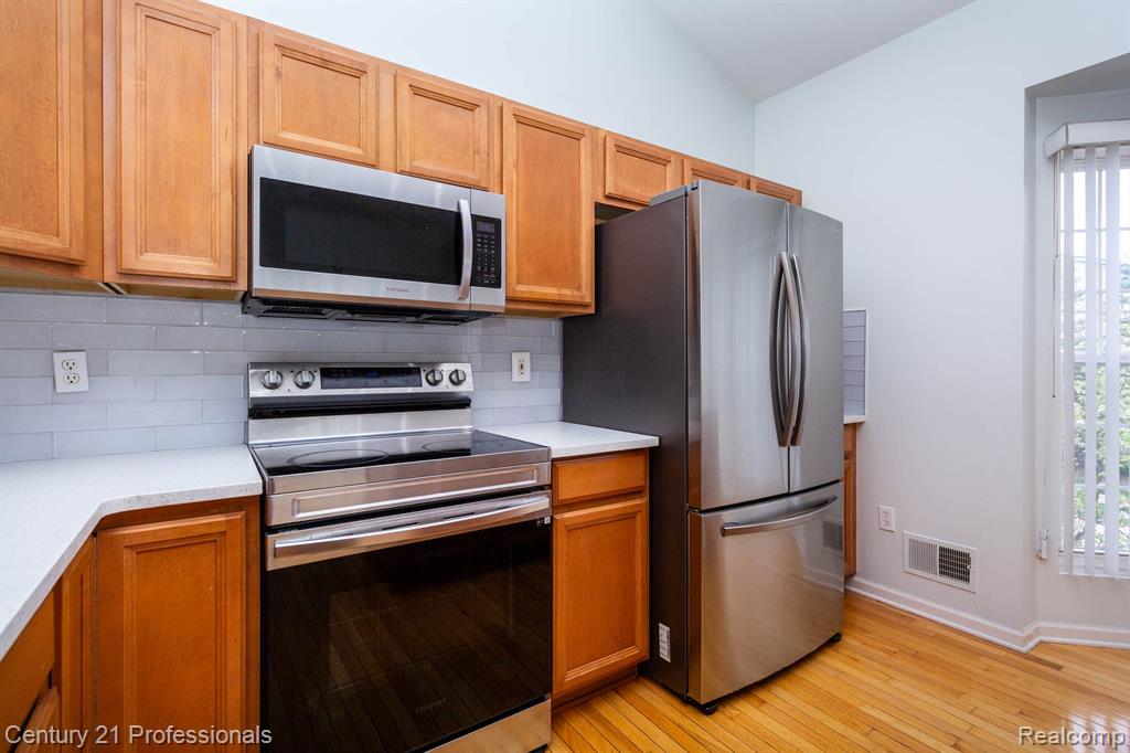 798 SANDALWOOD Drive, Troy, MI 48085 — Photo 16