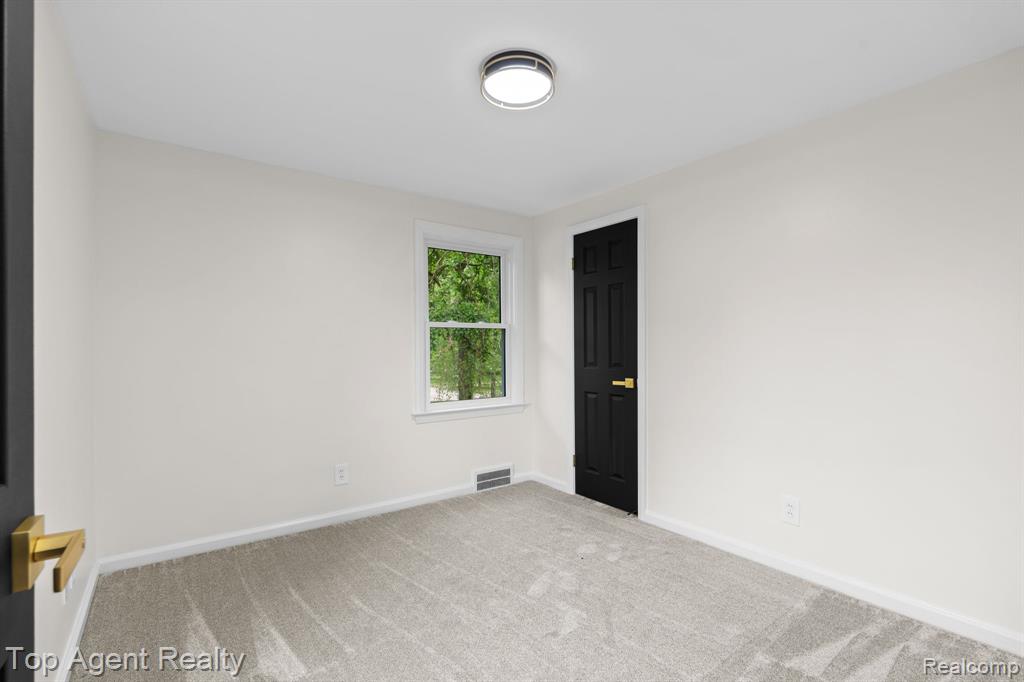 1894 Broadstone Road, Grosse Pointe Woods, MI 48236 — Photo 27