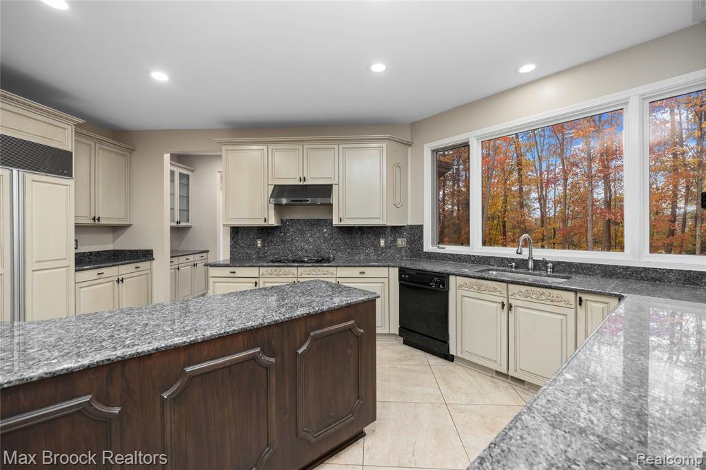 6986 Crosswell Drive, West Bloomfield, MI — Photo 14