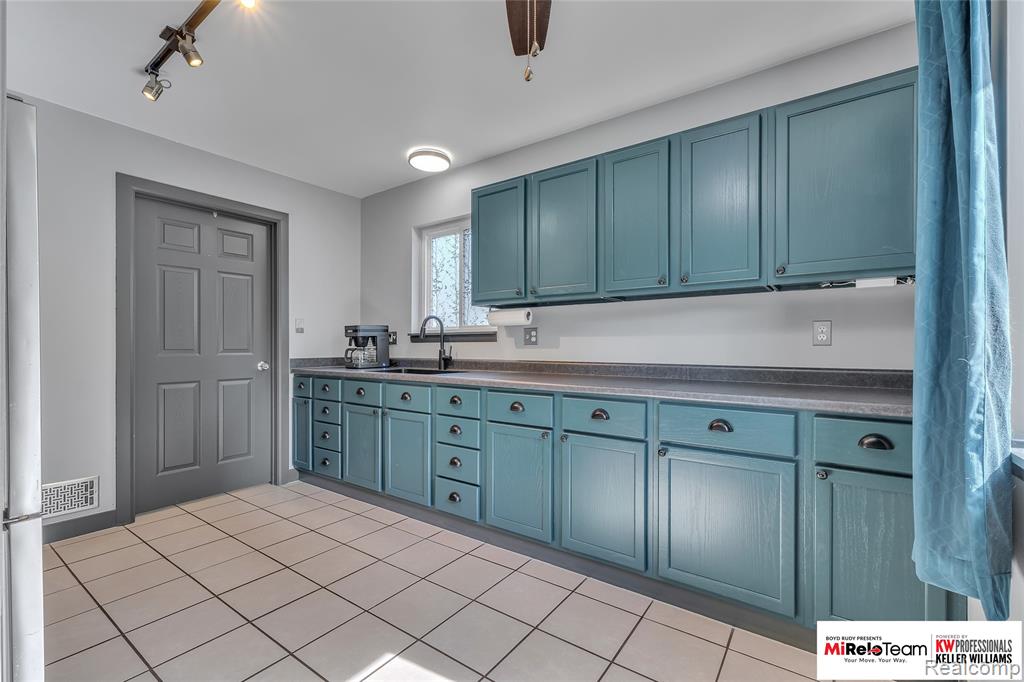 4737 Glenis Street, Dearborn Heights, MI 48125 — Photo 7