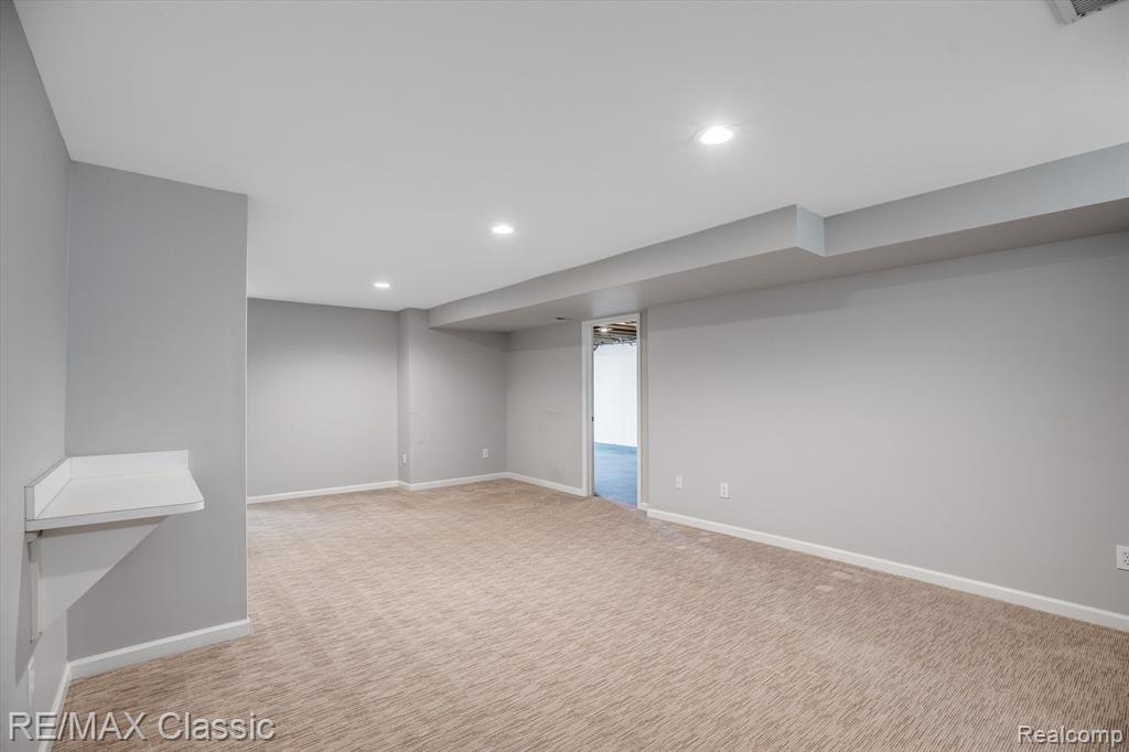 916 VILLAGE Way, South Lyon, MI 48178 — Photo 30