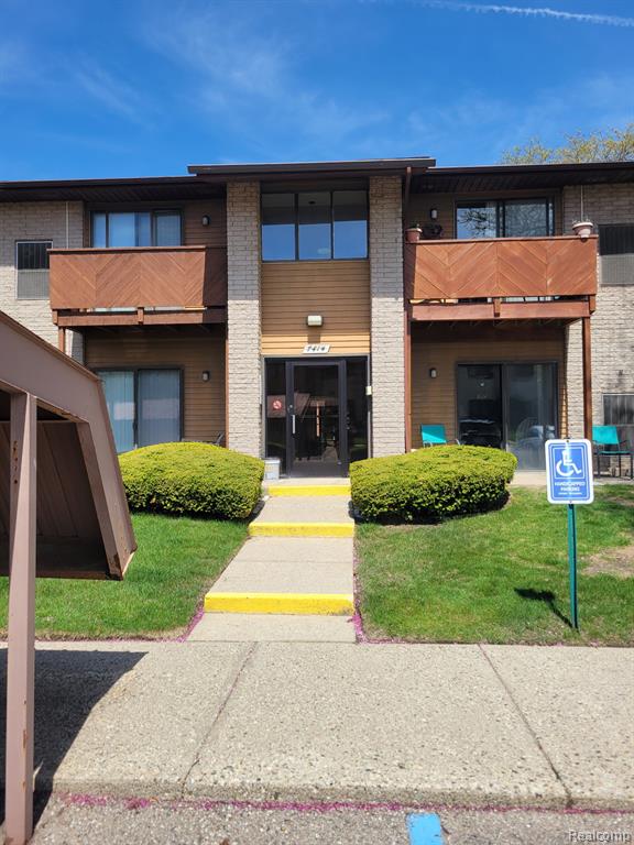 7414 MANOR Circle, Westland, MI — Photo 2