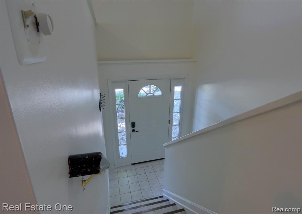 643 DETROIT Avenue, Lake Orion, MI 48362 — Photo 3