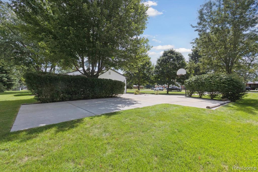 6233 Golfview Drive, Burton, MI 48509 — Photo 48
