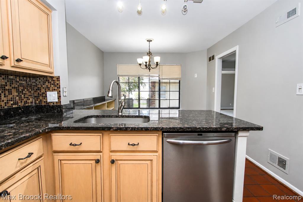 7139 Creeks Crossing, West Bloomfield, MI — Photo 22