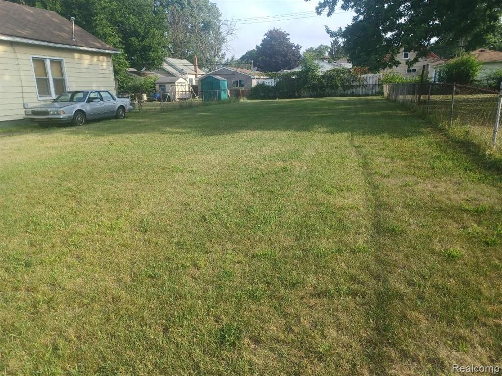 1147 E Granet Avenue, Hazel Park, MI 48030