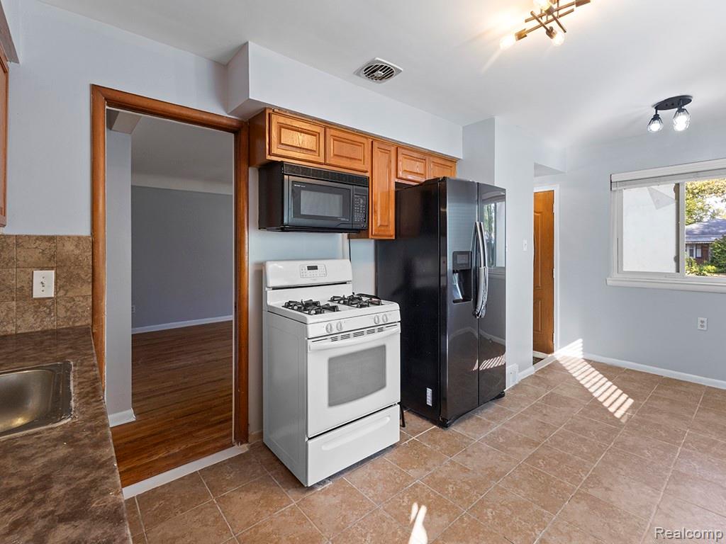 6435 Centralia Street, Dearborn Heights, MI 48127 — Photo 8