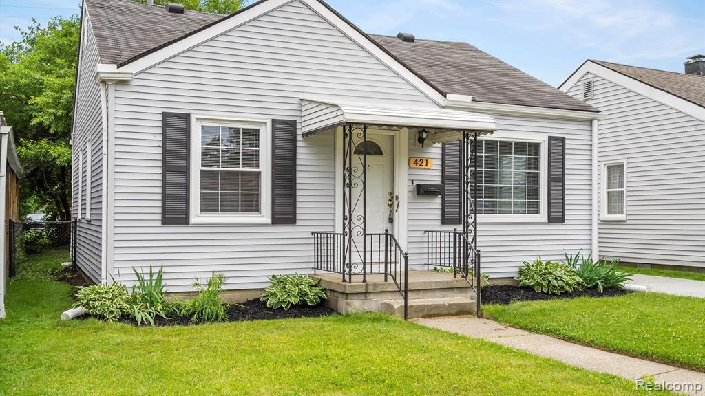 421 W MOREHOUSE Avenue, Hazel Park, MI 48030 — Photo 2