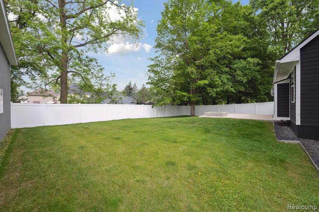 595 BRIGHTON LAKE RD, Brighton, MI 48116 — Photo 46