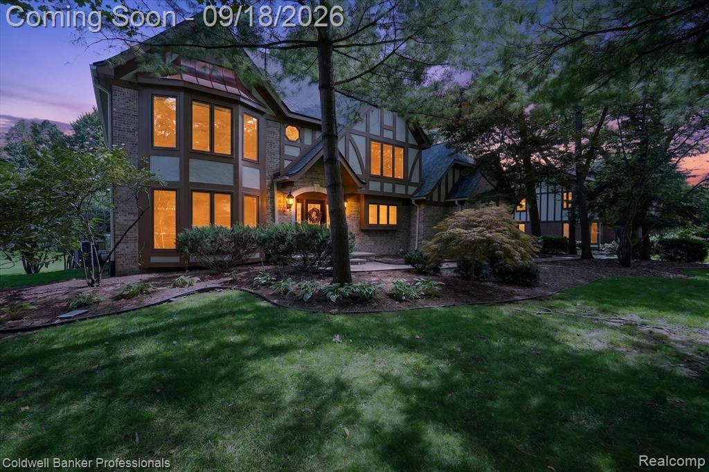 293 Kirksway Ln, Lake Orion, MI 48362