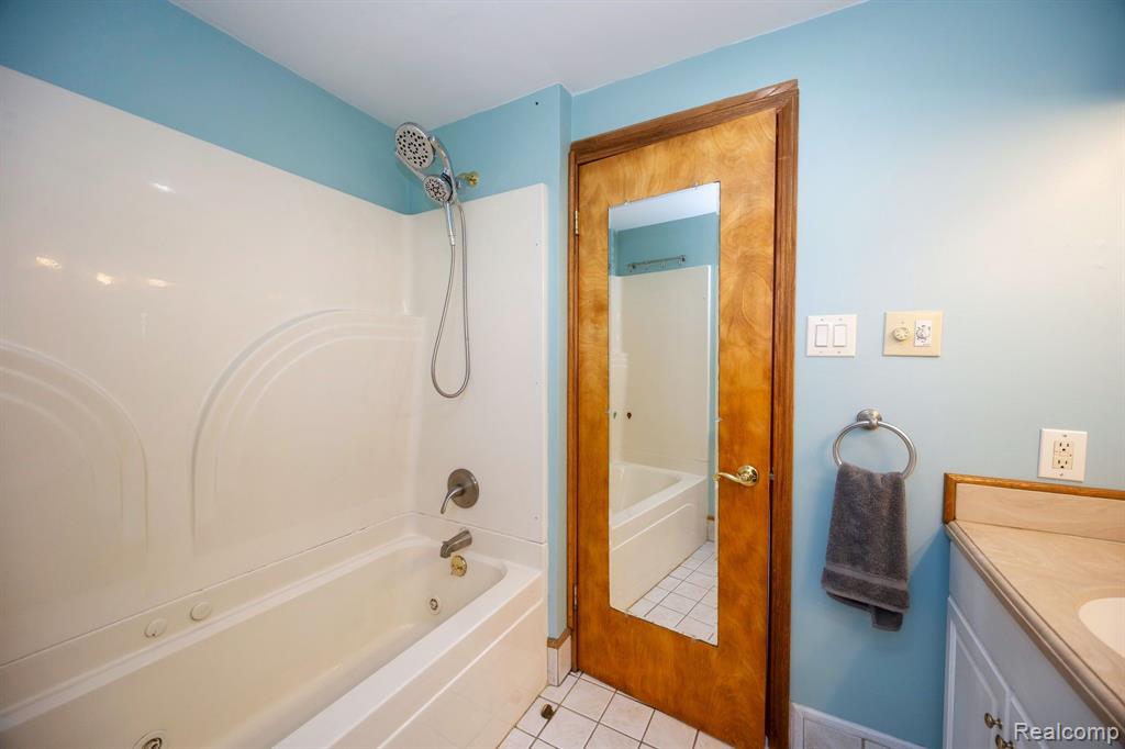 9722 BLAUVELT Drive, Grosse Ile, MI 48138 — Photo 28