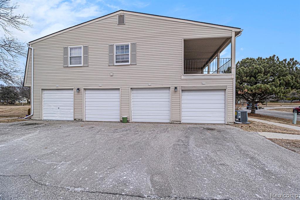 279 LAKE VILLAGE Drive, Walled Lake, MI 48390 — Photo 16