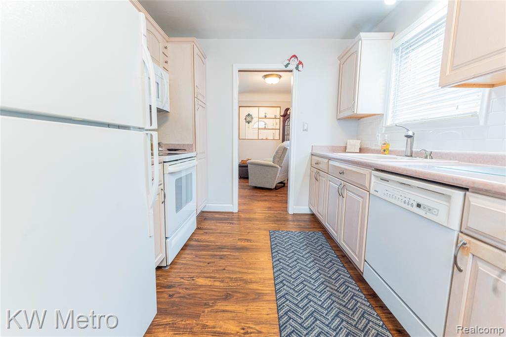 8487 Salem Lane, Dearborn Heights, MI 48127 — Photo 13