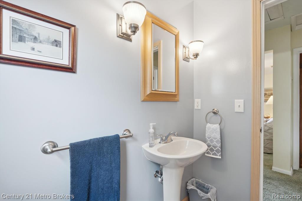 4466 S Center Road, Burton, MI 48519 — Photo 32