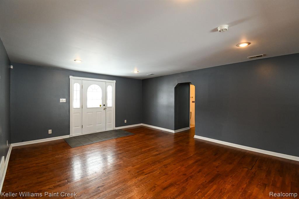 635 JOSLYN Road, Lake Orion, MI 48362 — Photo 6