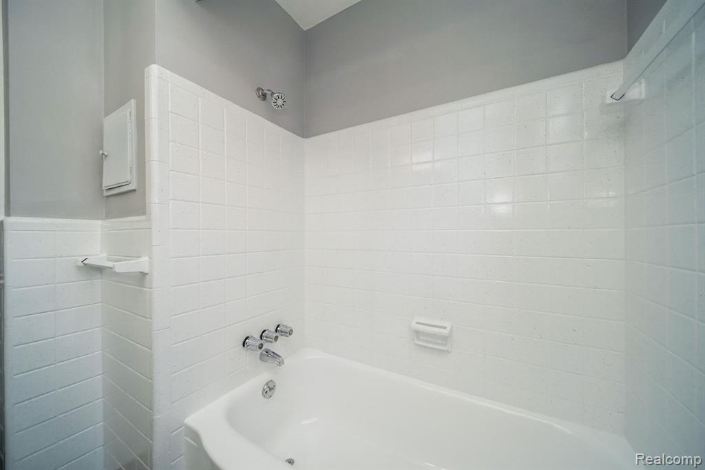 927 CLEOPHUS Parkway, Lincoln Park, MI 48146 — Photo 33