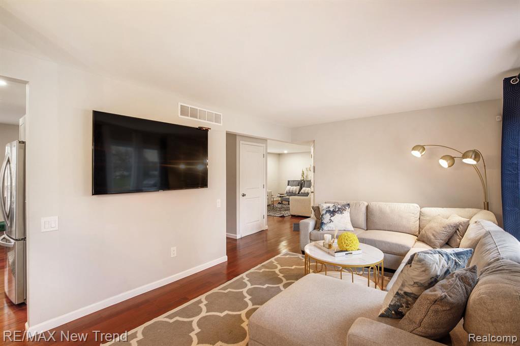 5748 Kingsfield Drive, West Bloomfield, MI — Photo 17