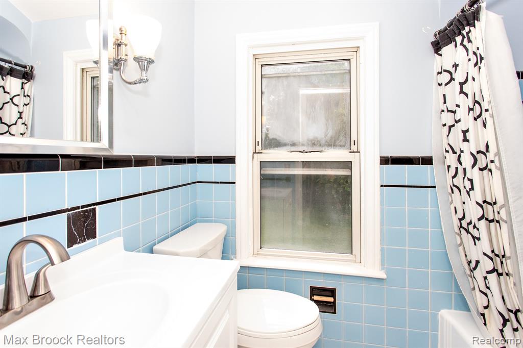 25830 Berkley Avenue, Huntington Woods, MI — Photo 31