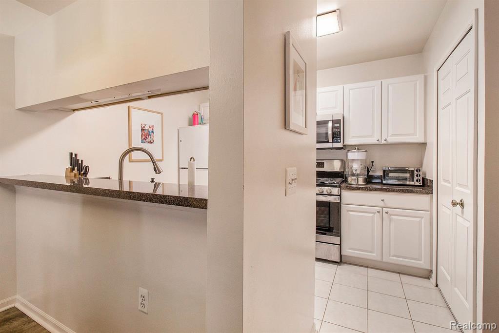 2808 S Knightsbridge Circle, Ann Arbor, MI 48105 — Photo 16
