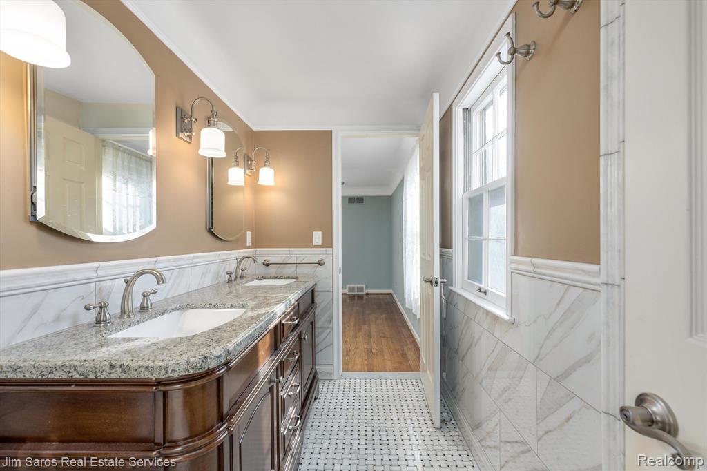 805 BALFOUR Street, Grosse Pointe Park, MI 48230 — Photo 21