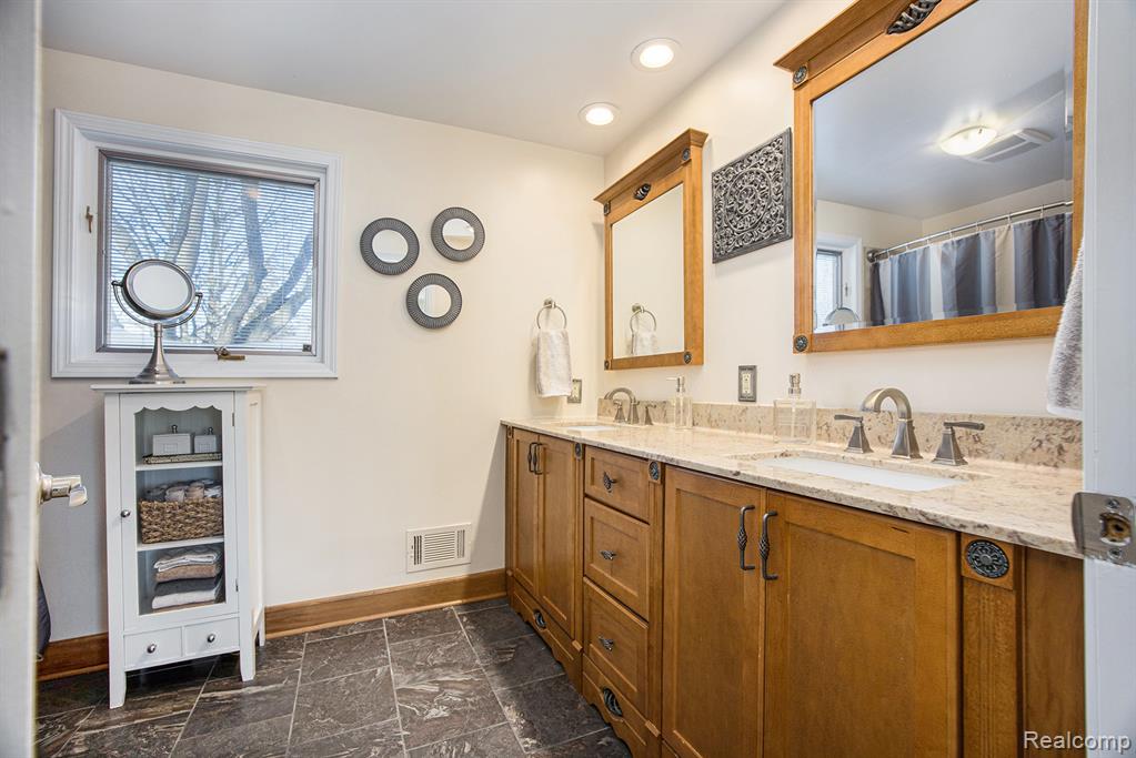 4151 Cambridge Crescent Drive, Troy, MI 48085 — Photo 16