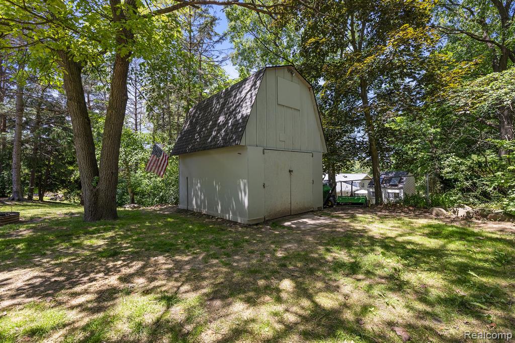 8110 W CIRCLE Drive, Clarkston, MI 48348 — Photo 41