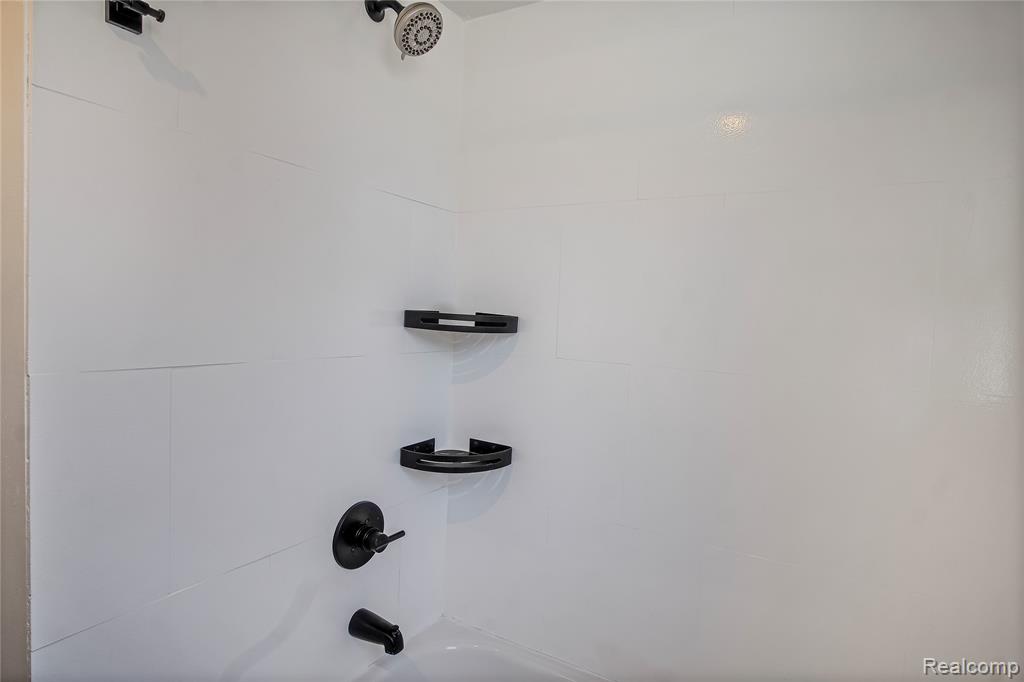 565 W Saratoga Street, Fenton, MI 48220 — Photo 7