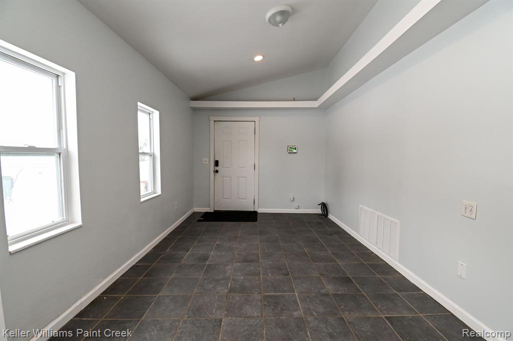 635 JOSLYN Road, Lake Orion, MI 48362 — Photo 13