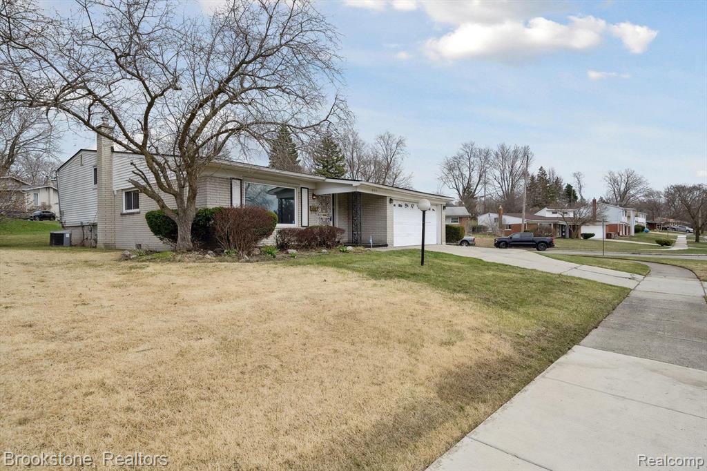 400 JOSLYN Avenue, Pontiac, MI 48342 — Photo 2