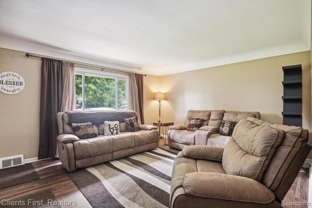9243 HIX Road, Livonia, MI 48150 — Photo 8