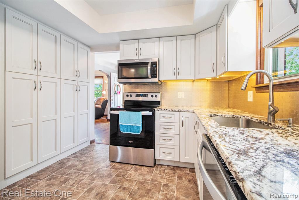 96 Detroit, Trenton, MI 48183 — Photo 11