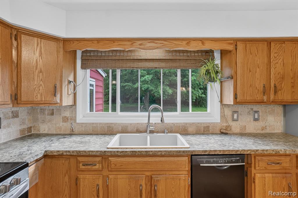 2356 Pineview Court, Flushing, MI 48433 — Photo 16