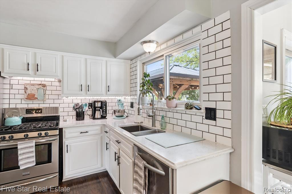 43592 Champlain Court, Canton, MI 48188 — Photo 12