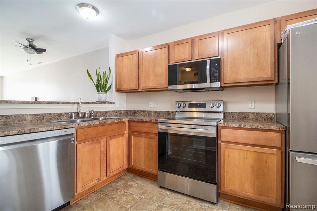 625 VILLAGE Lane, Milford, MI 48381 — Photo 10