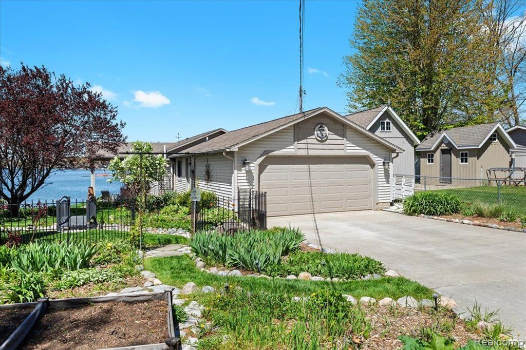 6521 HARTWOOD Drive, Fenton, MI 48430 — Photo 5