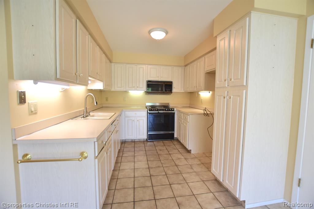 1752 S HILL Boulevard, Bloomfield Hills, MI 48304 — Photo 12
