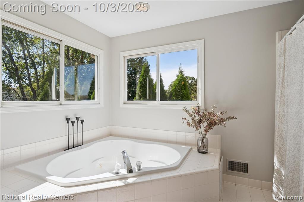 489 Gleneagles, Highland, MI — Photo 32