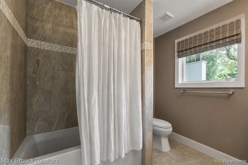7400 Parkstone Lane, Bloomfield Hills, MI 48301 — Photo 47