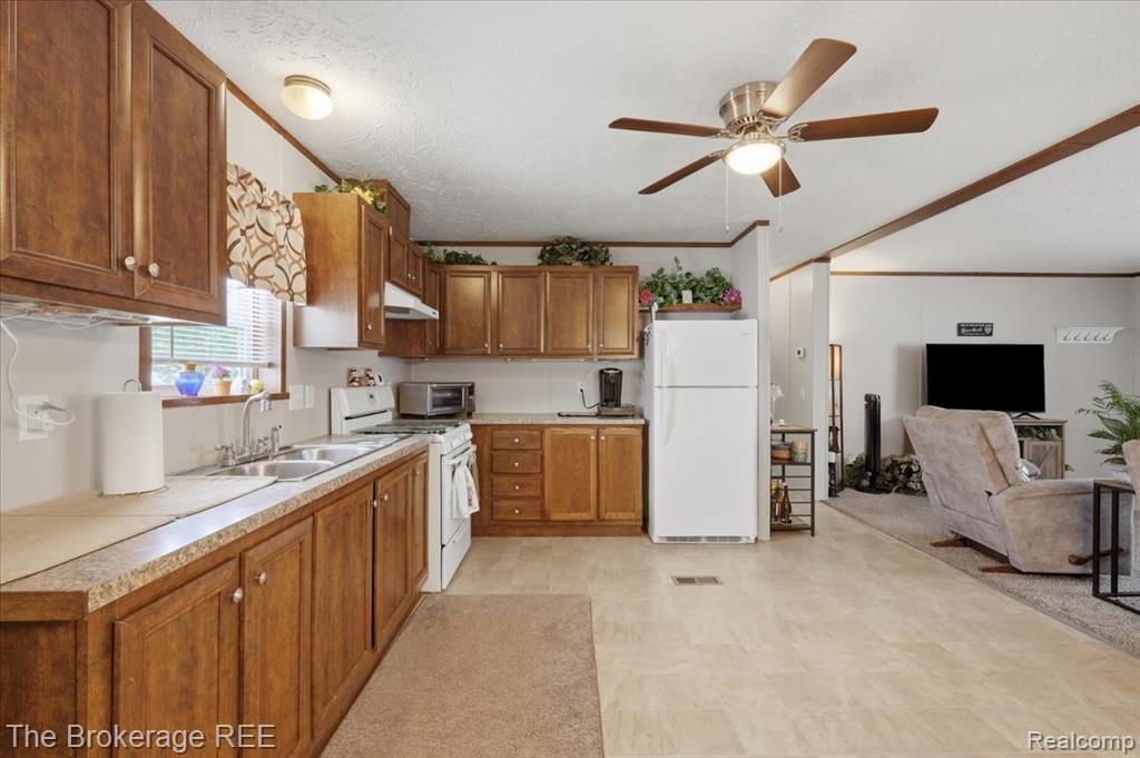 9542 Foxwell Circle, Fenton, MI 48430 — Photo 13