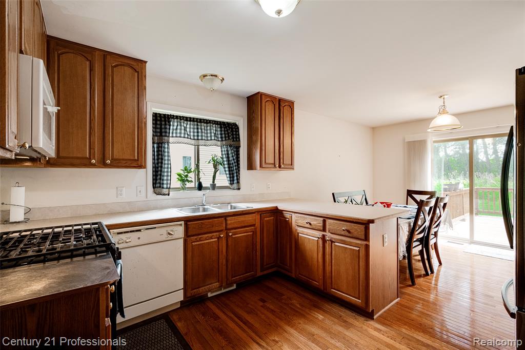 5958 Lochmore Drive, Commerce Twp, MI 48382 — Photo 29