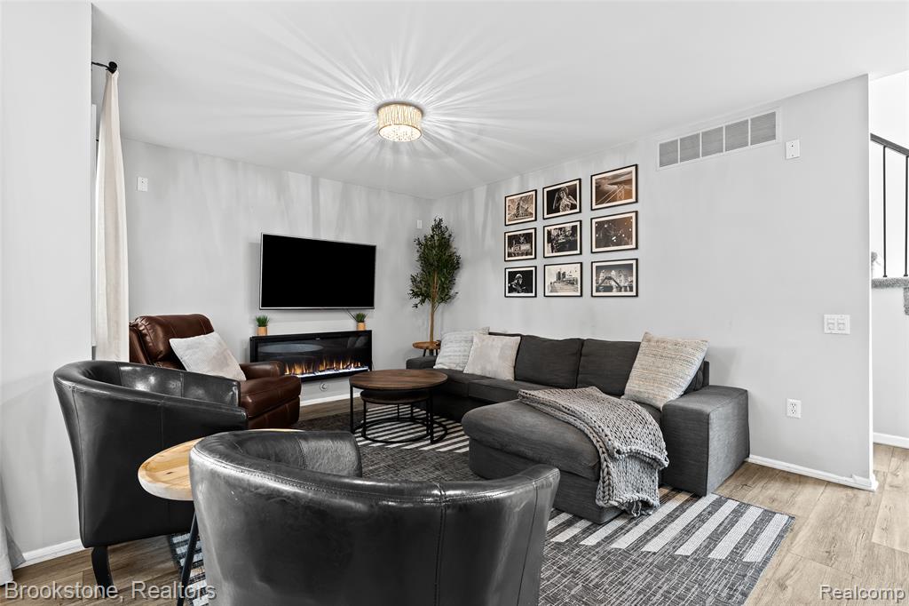 400 LA PLAZA, Royal Oak, MI 48073 — Photo 12