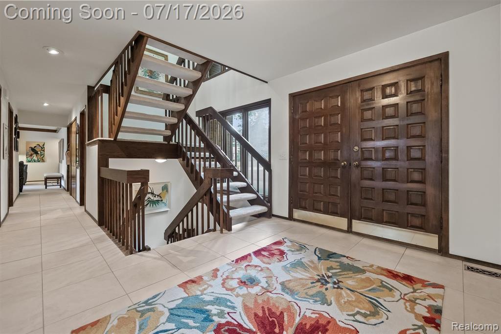 5863 Seville Circle, Orchard Lake Village, MI 48324 — Photo 12