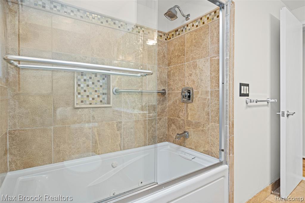 7011 Heather Heath, West Bloomfield, MI — Photo 48