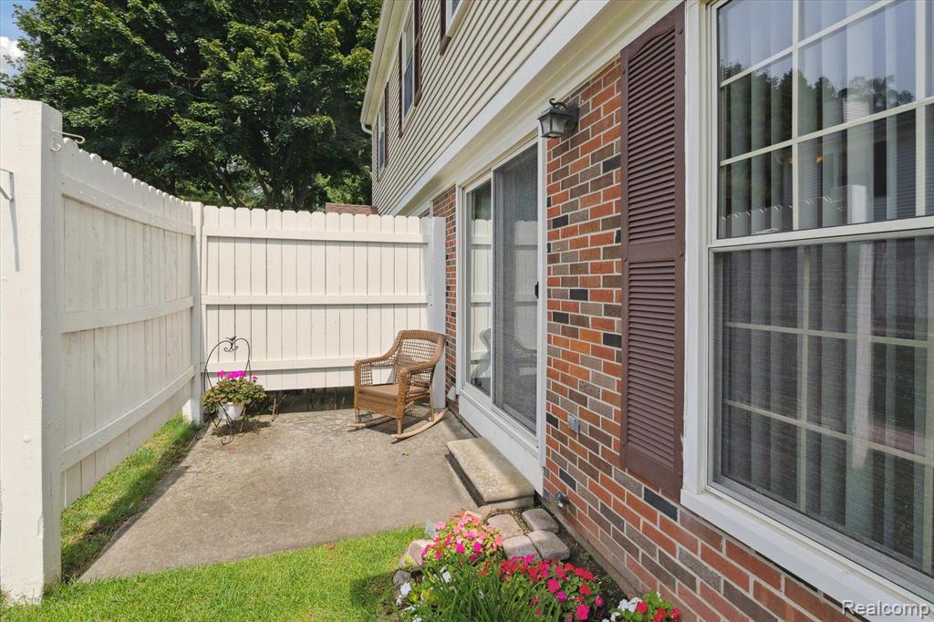 7614 WOODVIEW Drive, 22, Waterford, MI 48327 — Photo 4