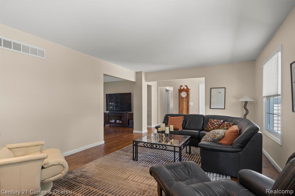 8821 NORTHAMPTON Drive, Plymouth, MI 48170 — Photo 11